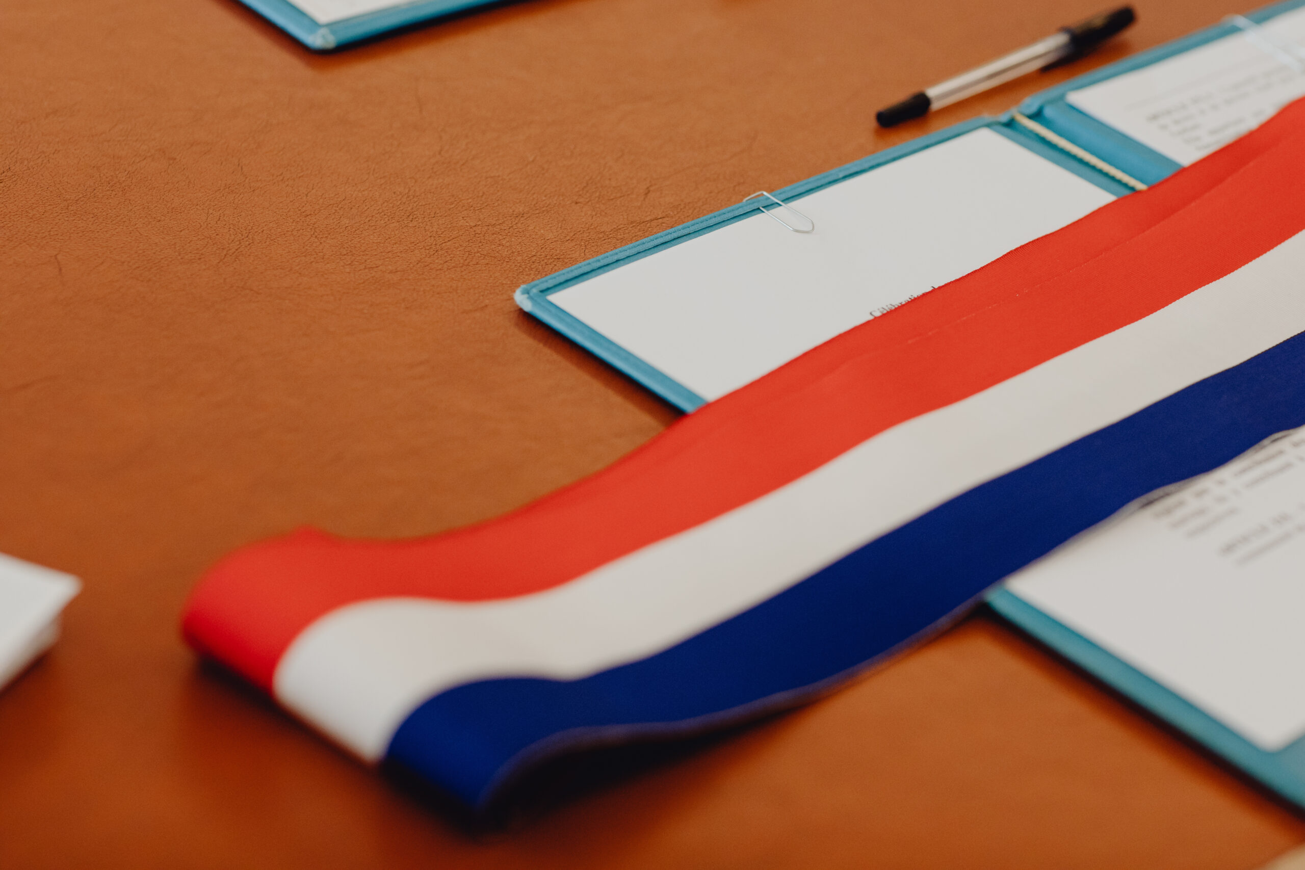 écharpe du maire sur son bureau